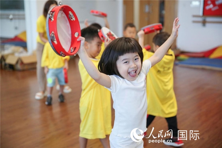 一名華裔兒童在參加音樂課程。人民網(wǎng)中東中心分社塔里克·易卜拉欣攝