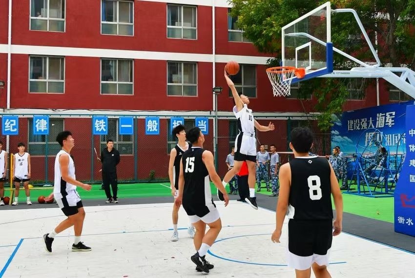 全天候室外運(yùn)動(dòng)木地板籃球場(chǎng)上精彩激烈的籃球賽。 主辦方供圖