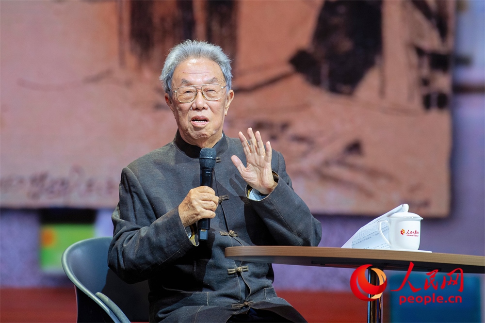 王蒙以《與時(shí)代同行 與人民同心》為題演講。人民網(wǎng)記者 翁奇羽攝