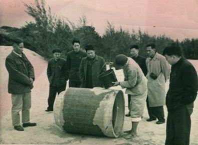 谷文昌（左一）與工程技術(shù)人員解決地下水供給（資料照片）。谷文昌帶領(lǐng)群眾修建了22座水庫和705處永久性水利工程，緩解了東山縣水資源極度缺乏的難題。