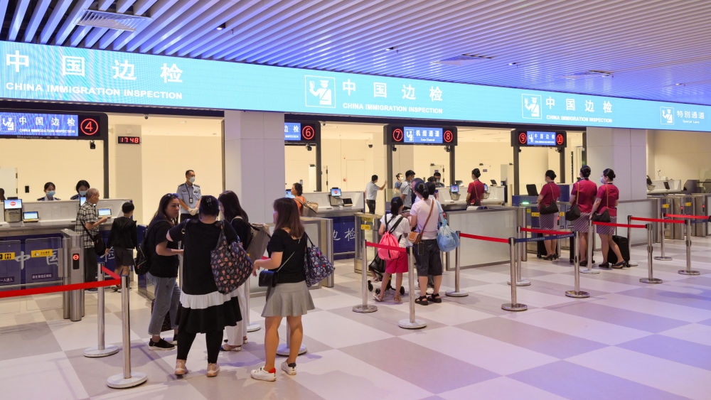 2023年7月26日，旅客在三亞鳳凰國(guó)際機(jī)場(chǎng)國(guó)際航站樓有序通關(guān)。三亞鳳凰國(guó)際機(jī)場(chǎng)國(guó)際航站樓改擴(kuò)建項(xiàng)目主體工程已于2023年7月1日完工并投入使用，該項(xiàng)目是海南自貿(mào)港首個(gè)主體工程完工并投入使用的封關(guān)運(yùn)作項(xiàng)目?！逗Ｄ献杂少Q(mào)易港建設(shè)總體方案》明確，海南將在2025年前適時(shí)啟動(dòng)全島封關(guān)運(yùn)作。