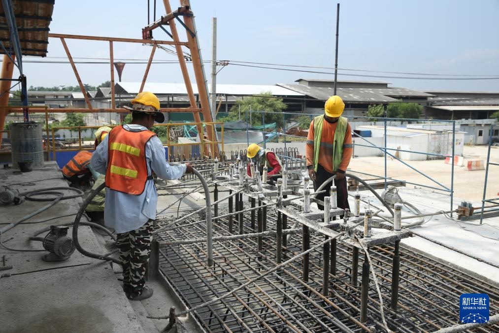 10月11日，工人在位于泰國大城府的中泰高鐵項(xiàng)目4-3標(biāo)段施工現(xiàn)場作業(yè)。新華社記者 孫瑋彤 攝