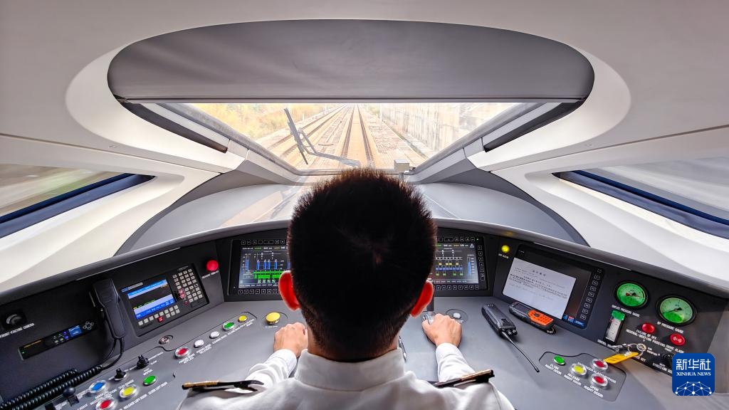 9月12日，司機(jī)駕駛高速動(dòng)車組列車行駛在雅萬高鐵上（手機(jī)照片）。新華社記者 徐欽 攝