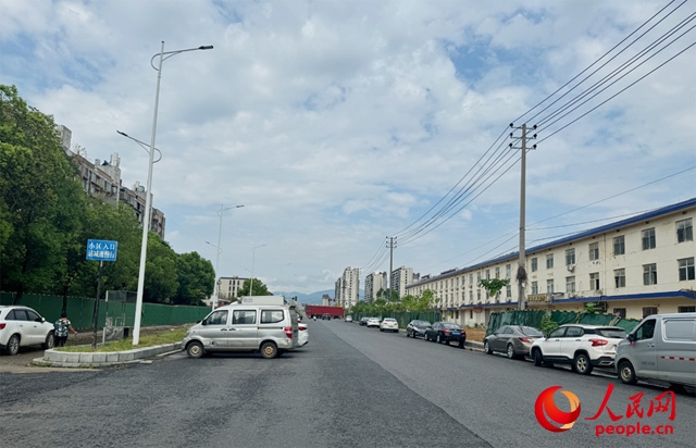 麗水佳園小區(qū)入口外及長富大道上停滿了車輛。人民網(wǎng)記者 邱燁攝
