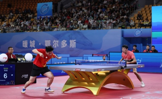 10月18日，上海隊(duì)選手樊振東（左）在單打比賽中發(fā)球。他3:2戰(zhàn)勝福建隊(duì)選手程靖淇。新華社記者 王楷焱 攝