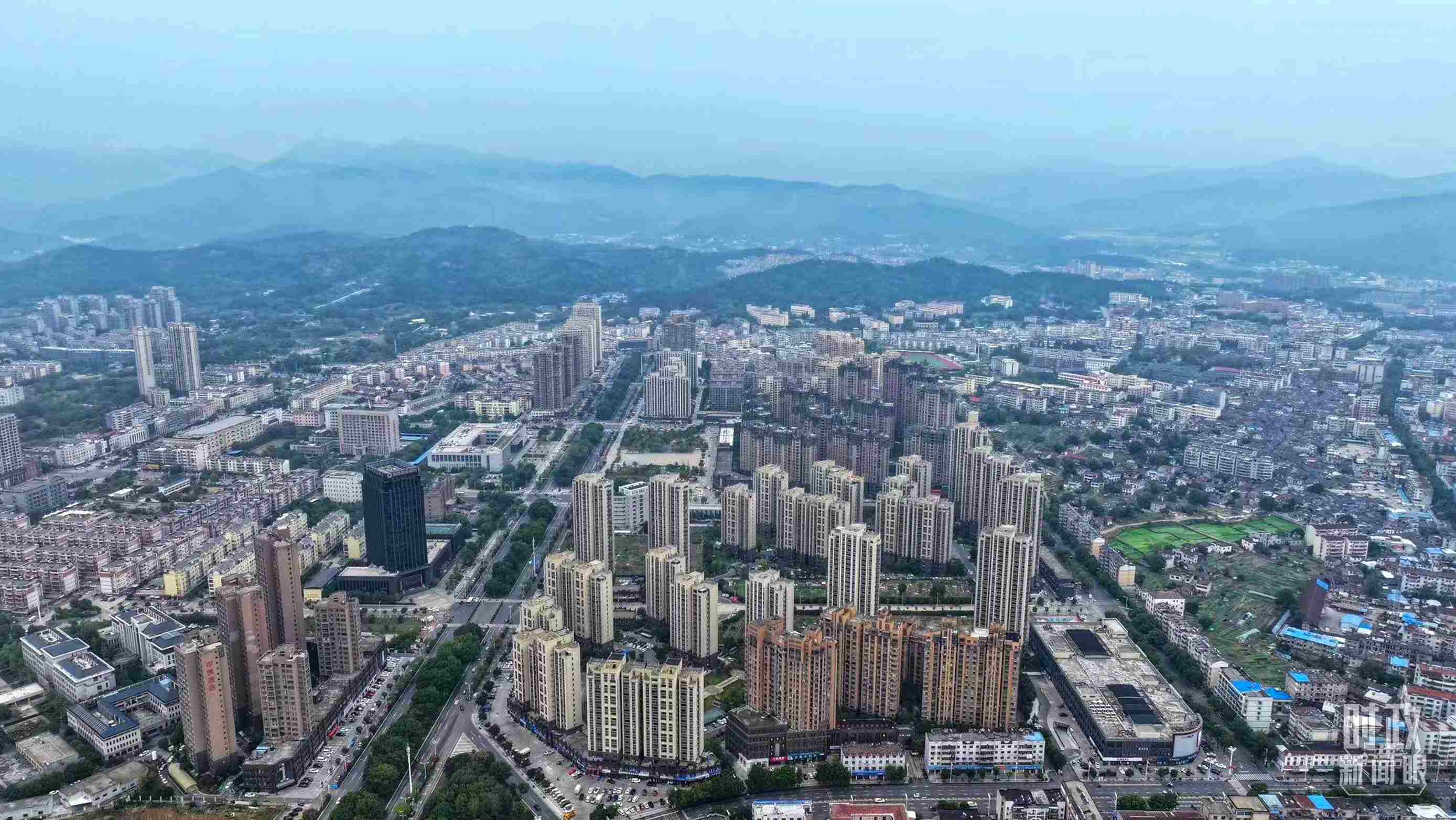 △俯瞰桐城市。（總臺(tái)記者葛啟文拍攝）