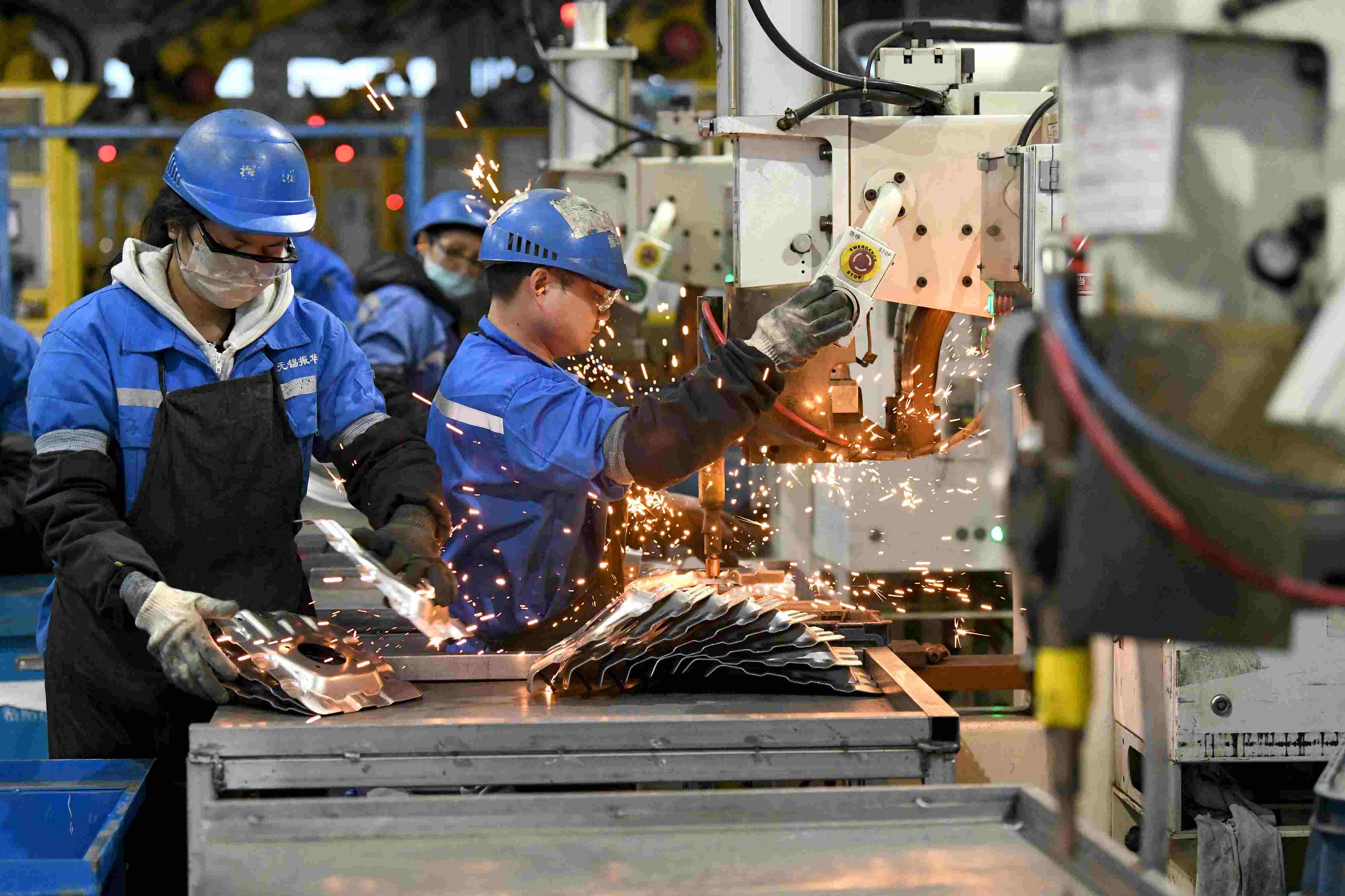 2023年2月7日，福建省寧德市蕉城區(qū)一家汽車零部件生產企業(yè)的生產線上一派繁忙景象。