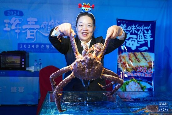 9月19日，在吉林省琿春市，商家在展示售賣的帝王蟹。新華社記者 許暢 攝