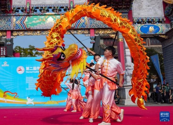 10月19日，廣州體育學院龍獅隊在傳統(tǒng)舞龍項目中比賽，最終他們獲得該項目金獎。