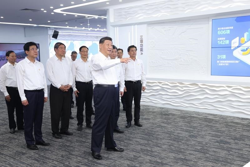 △2024年10月16日，習(xí)近平總書記在中國（福建）自由貿(mào)易試驗區(qū)廈門片區(qū)參觀自由貿(mào)易試驗區(qū)建設(shè)成果展。