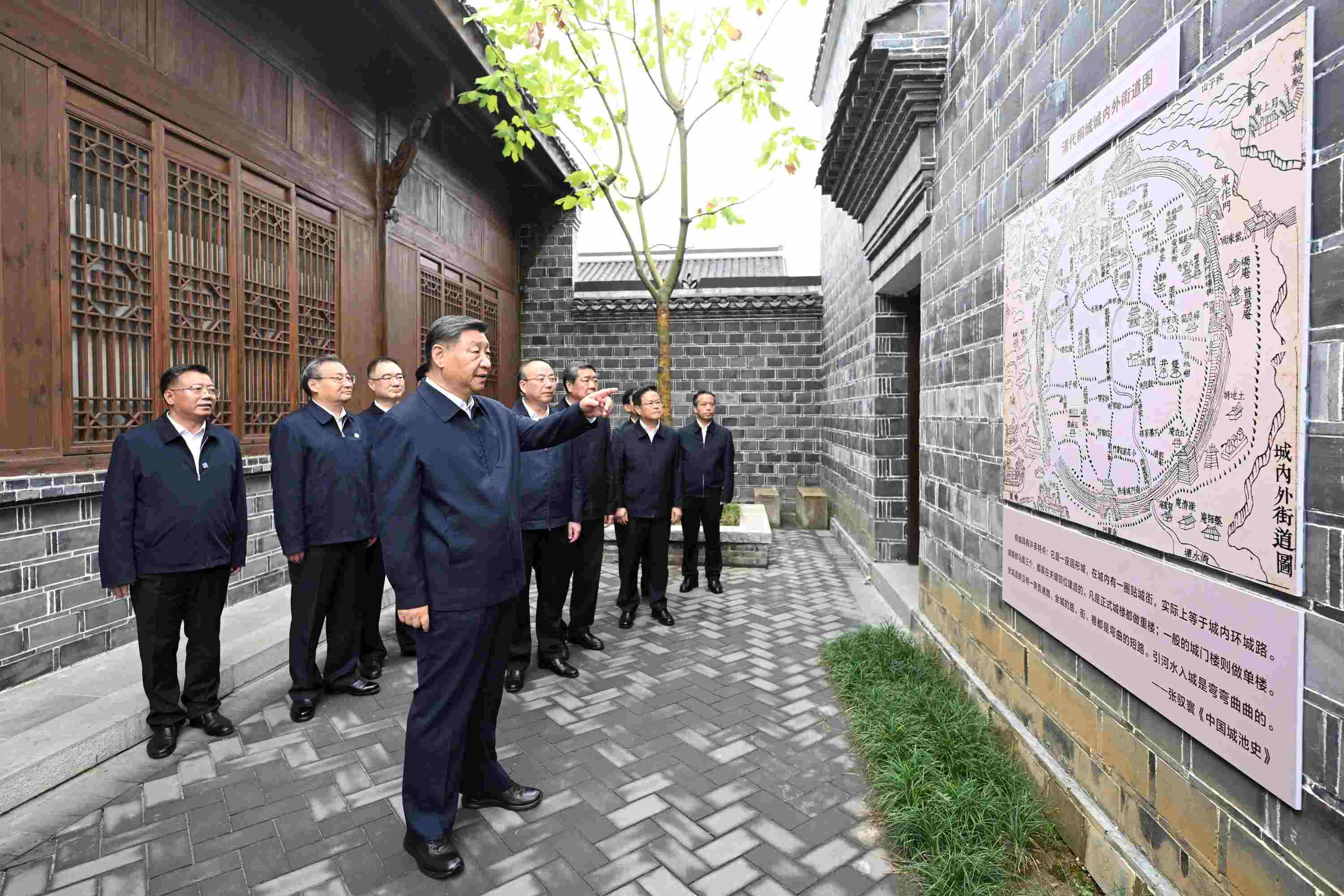 △2024年10月17日，習(xí)近平總書記在安徽省安慶桐城市六尺巷考察。