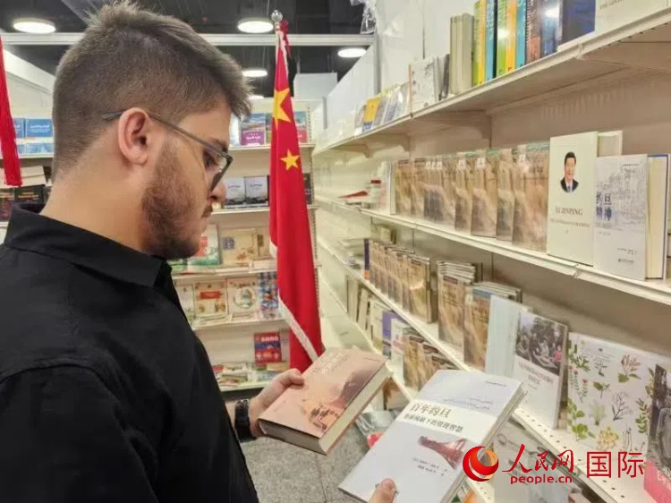 第二十三屆約旦安曼國際書展于10月10日至19日在約旦展覽中心舉行，約旦政府和民間各界人士在中國展臺翻閱圖書，熱烈交流互動，感受中華文化之美。人民網(wǎng)記者 李瀟攝