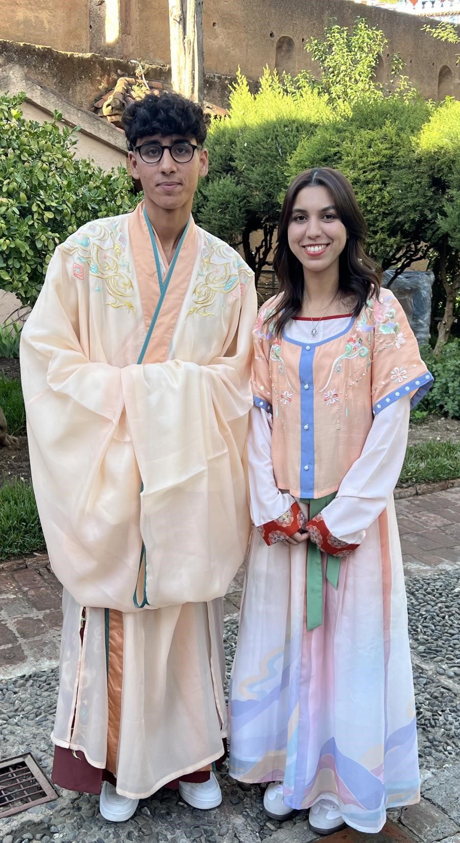 兩位青年試穿中國古代服裝。拉巴特中國文化中心供圖