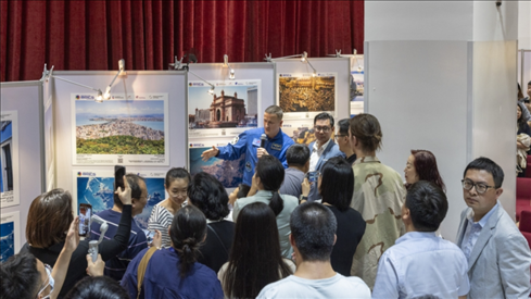 5月29日，“宇宙·金磚國(guó)家”圖片巡回展在北京舉辦，活動(dòng)現(xiàn)場(chǎng)吸引了眾多中國(guó)觀眾。北京俄羅斯文化中心供圖