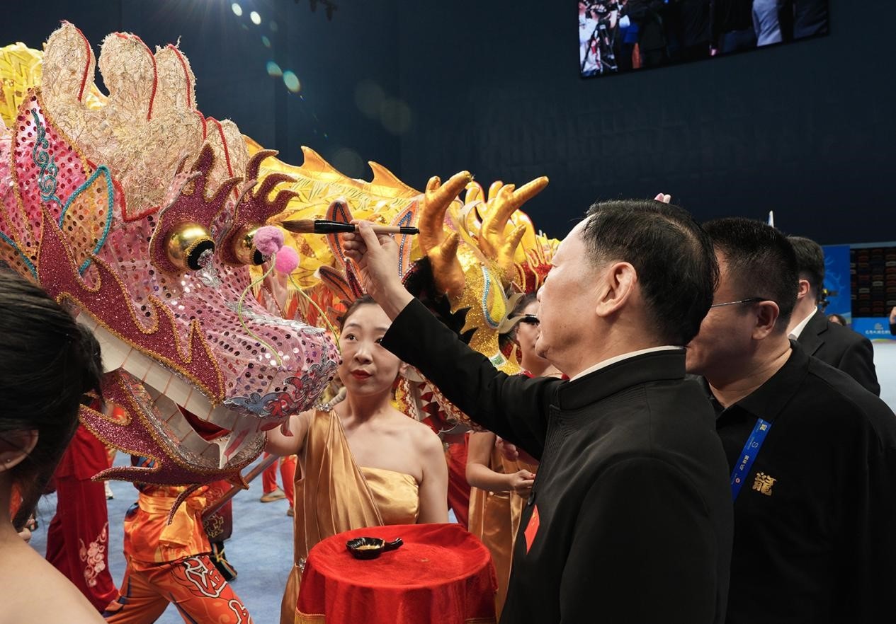 出席開賽儀式的領導及嘉賓共同為參賽龍獅隊點睛。（受訪者供圖）