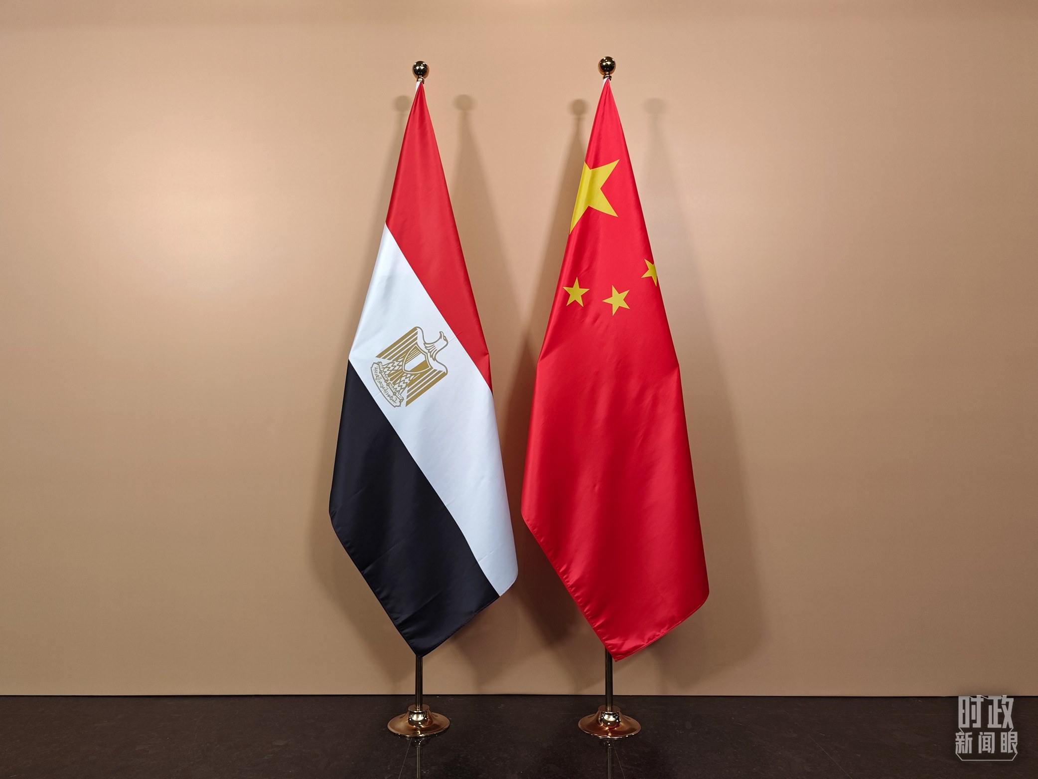 △ 會見廳外的中國埃及兩國國旗。（總臺央視記者彭漢明拍攝）