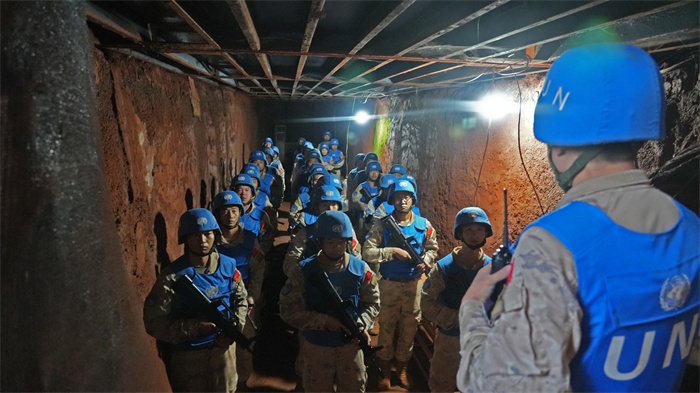 進入地下掩體隱蔽。王軍杰攝