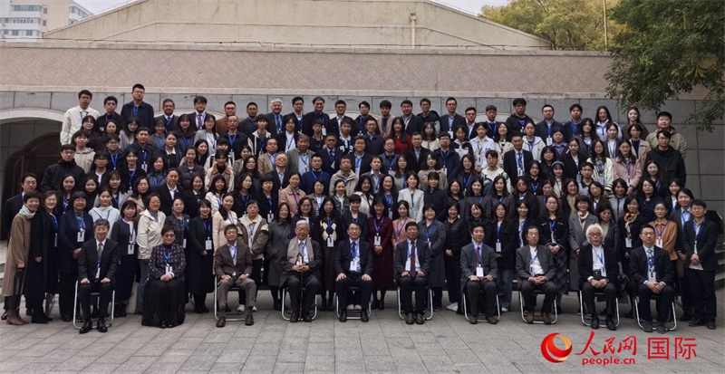 與會嘉賓合影留念。人民網(wǎng)記者 陳建軍攝