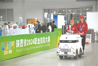 參賽選手在陜西省2024職業(yè)技能大賽新能源汽車智能化技術(shù)賽項(xiàng)比賽中。新華社記者 張博文攝