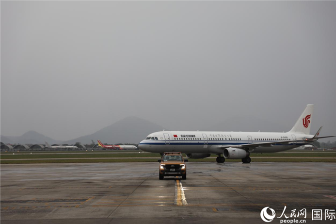 國航上?！觾?nèi)首班飛機抵達河內(nèi)內(nèi)排機場。人民網(wǎng)記者 楊曄攝