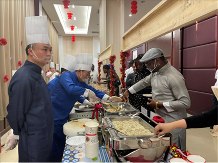 乍得友人品嘗中國(guó)美食煎餅。主辦方供圖