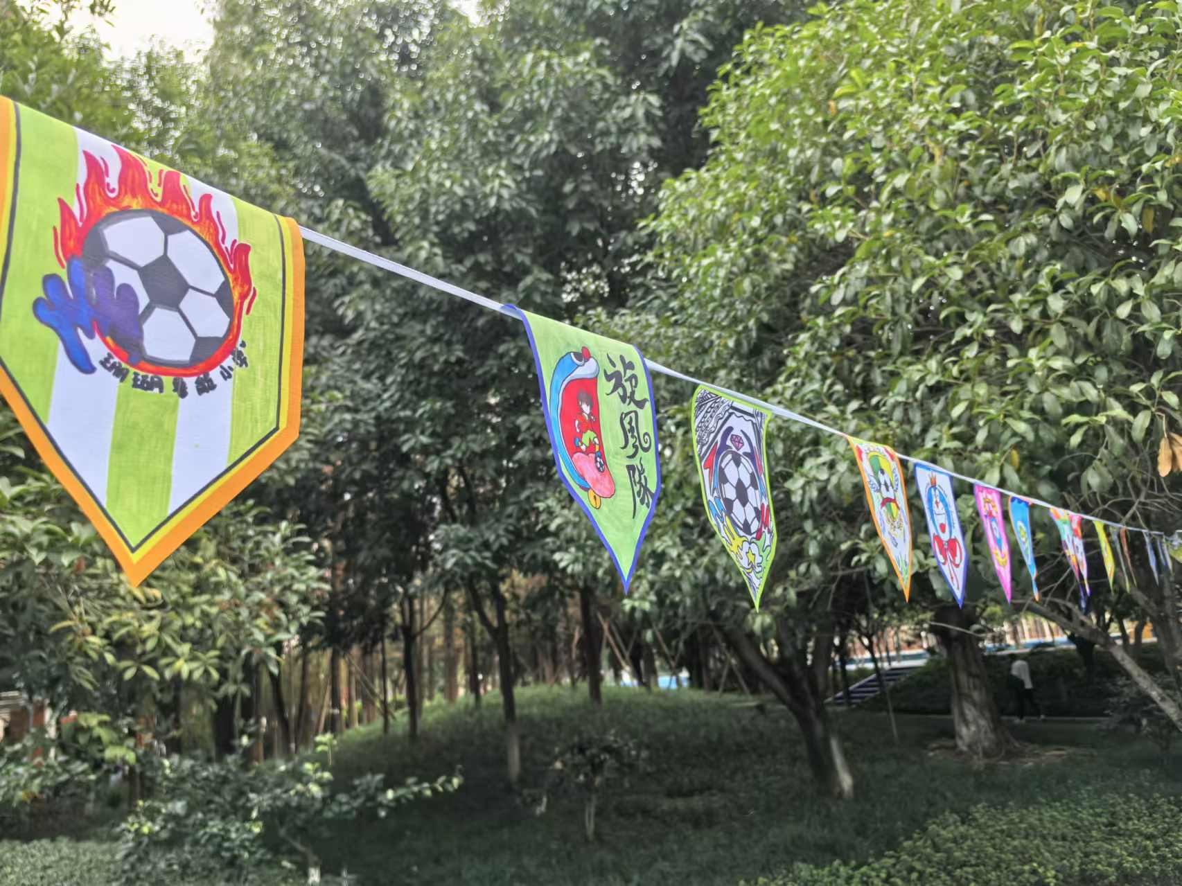 珊瑚魯能小學學生們手繪的“班超”隊徽。 人民網記者 楊磊攝