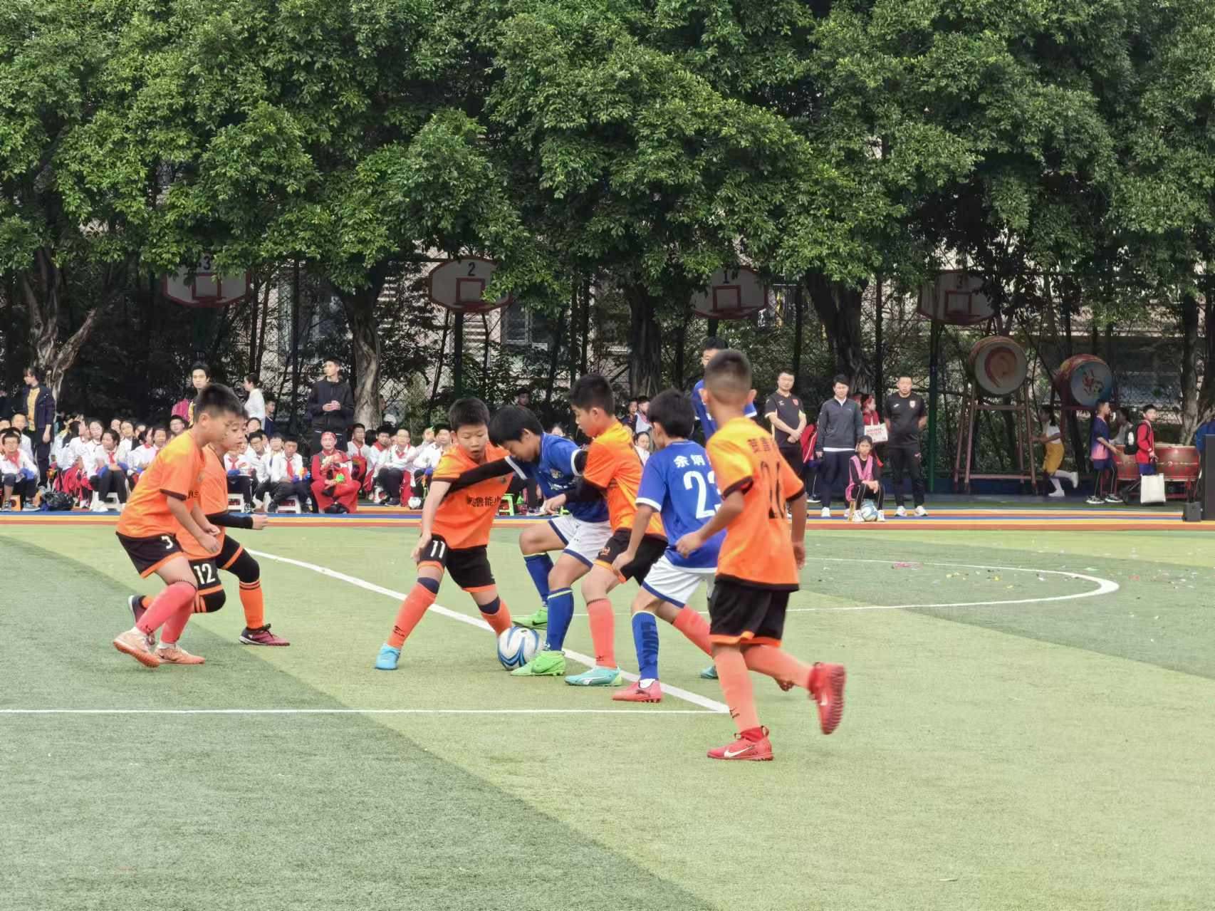 珊瑚魯能小學的學生們在進行足球比賽。 人民網記者 楊磊攝