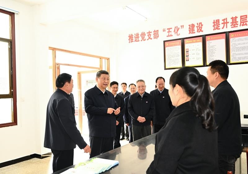 △2024年3月19日，習(xí)近平總書記在湖南省常德市鼎城區(qū)謝家鋪鎮(zhèn)港中坪村黨群服務(wù)中心了解當(dāng)?shù)貫榛鶎訙p負(fù)、提升基層治理效能等情況。