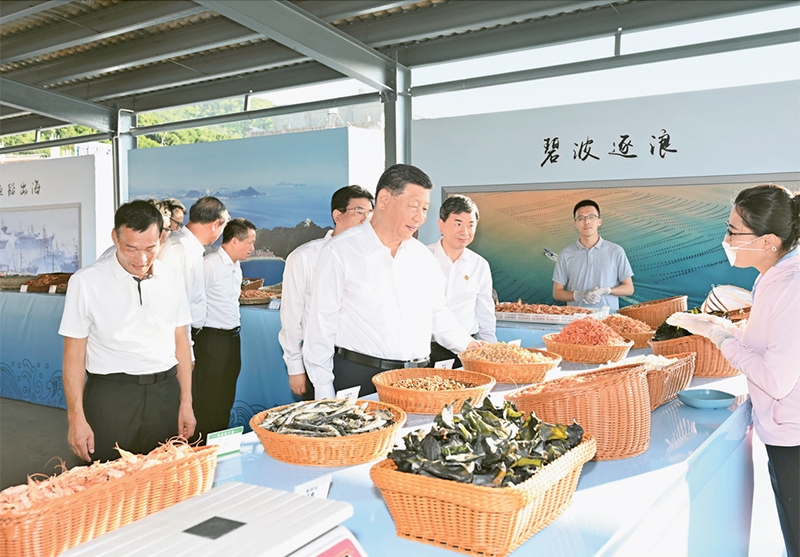 2024年10月15日至16日，中共中央總書記、國(guó)家主席、中央軍委主席習(xí)近平在福建考察。這是15日下午，習(xí)近平在漳州市東山縣陳城鎮(zhèn)澳角村考察時(shí)，了解海鮮干貨和漁獲產(chǎn)品交易情況。 新華社記者 謝環(huán)馳/攝