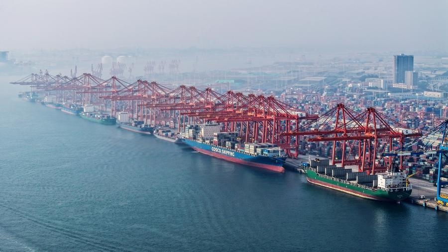 在廣西欽州港碼頭，多艘海輪在排隊卸貨（無人機照片，2024年3月28日攝）。新華社記者 張愛林 攝
