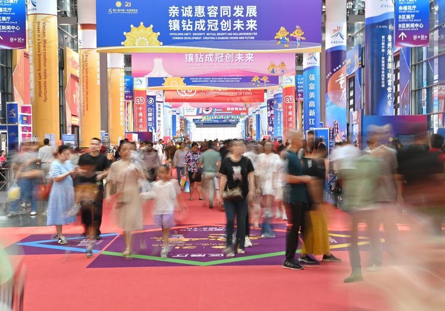 2024年9月28日，觀眾在廣西南寧市舉行的第21屆中國—東盟博覽會上參觀。新華社記者 周華 攝