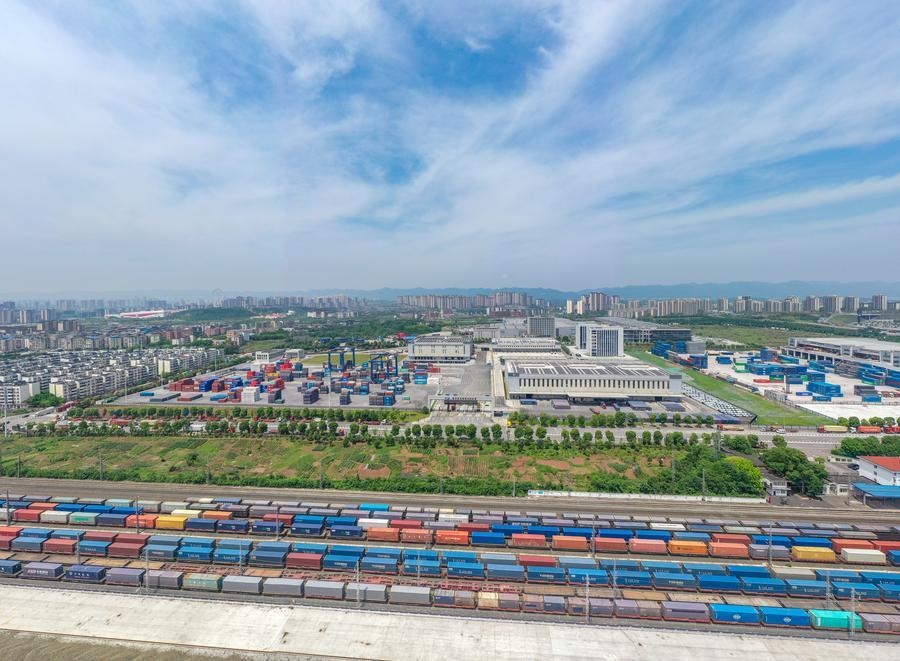 這是2024年5月5日在重慶國際物流樞紐園區(qū)拍攝的興隆場編組站和陸海新通道重慶無水港（無人機照片）。 新華社記者 黃偉 攝