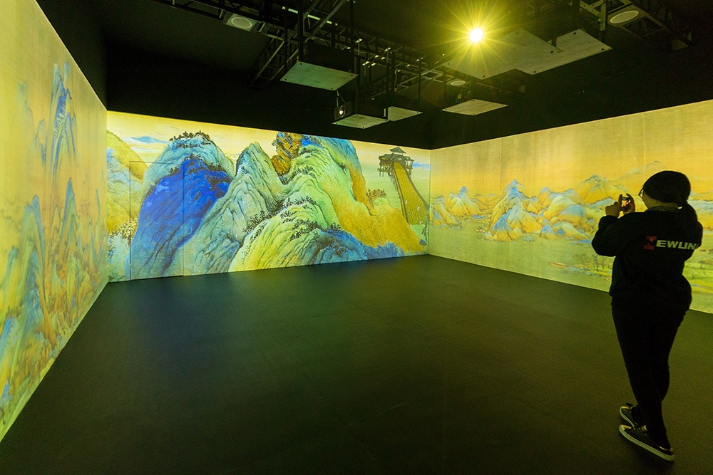 2019年1月29日，上海，市民在“千里江山圖科技藝術(shù)展”上參觀北宋名畫《千里江山圖》的AR全景展示并打卡拍照。