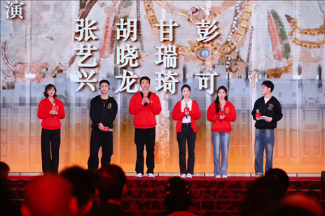 《受到召喚·敦煌》眾演員與現(xiàn)場(chǎng)觀眾互動(dòng)交流。主辦方供圖