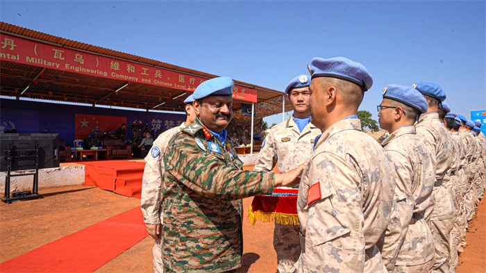 聯(lián)南蘇團部隊司令莫漢中將為維和官兵授勛。秦貴君攝