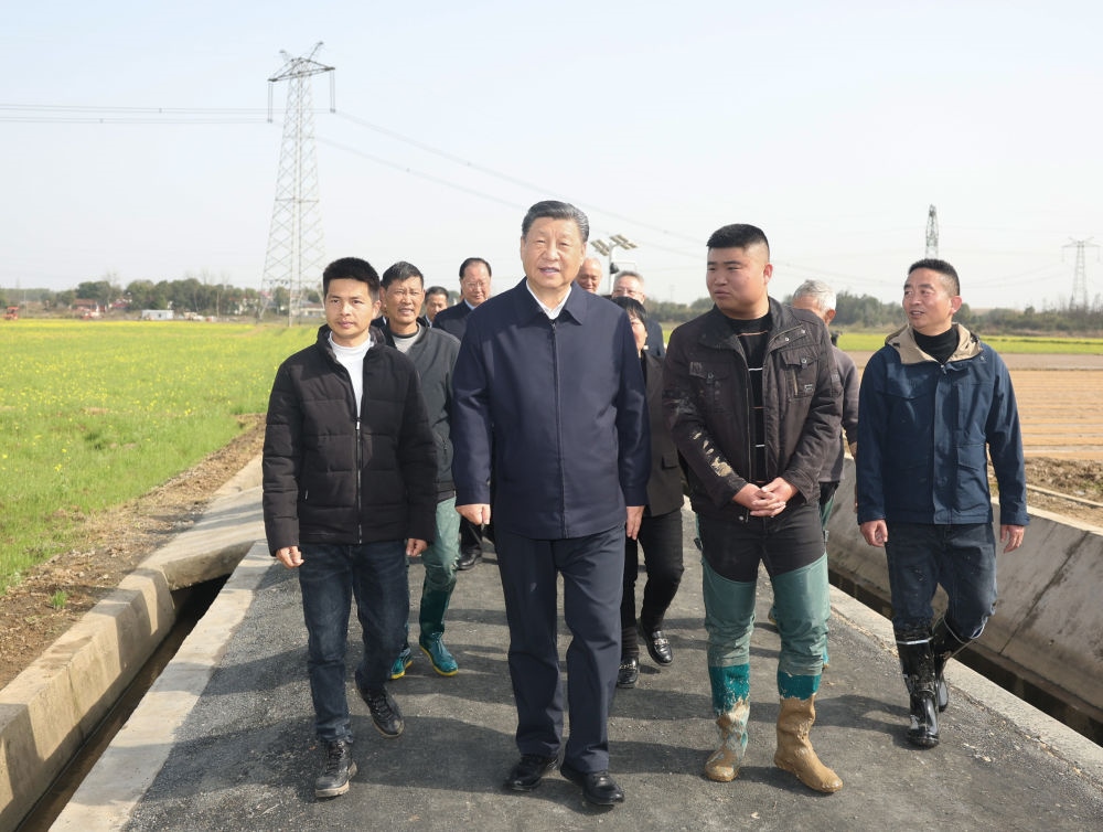 2024年3月19日，習(xí)近平在湖南省常德市鼎城區(qū)謝家鋪鎮(zhèn)港中坪村，同種糧大戶、農(nóng)技人員、基層干部親切交流。習(xí)近平強(qiáng)調(diào)：“要建設(shè)好高標(biāo)準(zhǔn)農(nóng)田，推行適度規(guī)模經(jīng)營(yíng)，加強(qiáng)政策支持和示范引領(lǐng)，加大良種、良機(jī)、良法推廣力度，在精耕細(xì)作上下功夫，進(jìn)一步把糧食單產(chǎn)和品質(zhì)提上去，讓種糧也能夠致富，進(jìn)而吸引更多農(nóng)戶參與發(fā)展現(xiàn)代化大農(nóng)業(yè)，真正把中國(guó)特色農(nóng)業(yè)現(xiàn)代化之路走穩(wěn)走扎實(shí)?！? width=