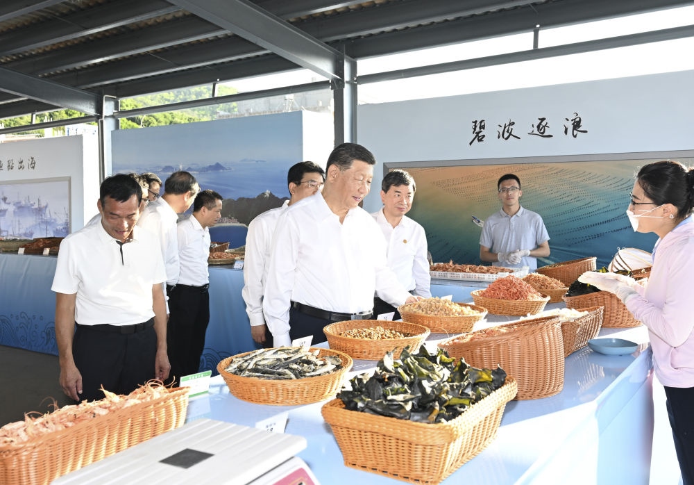 2024年10月15日，習(xí)近平在福建省漳州市東山縣陳城鎮(zhèn)澳角村考察時(shí)，了解海鮮干貨和漁獲產(chǎn)品交易情況。習(xí)近平指出：“村級(jí)黨組織要發(fā)揮火車頭作用，帶領(lǐng)鄉(xiāng)親們做好‘?！奈恼?，在鄉(xiāng)村振興、共同富裕的道路上一往無前。”