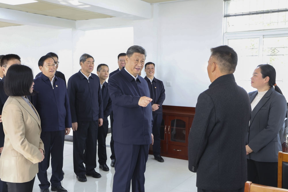 2024年11月5日，習(xí)近平在湖北省咸寧市嘉魚縣潘家灣鎮(zhèn)四邑村黨群服務(wù)中心考察。習(xí)近平指出：“要持續(xù)為基層減負(fù)，讓基層干部能夠用更多時(shí)間和精力來服務(wù)群眾?！? width=