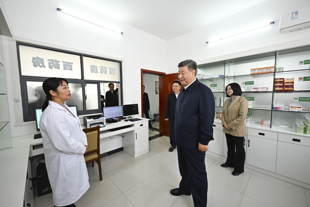 2024年11月5日，習(xí)近平在湖北省咸寧市嘉魚縣潘家灣鎮(zhèn)四邑村衛(wèi)生室考察。習(xí)近平指出：“要進(jìn)一步加強(qiáng)黨建引領(lǐng)，抓住‘一老一小’這個(gè)重點(diǎn)，更加精準(zhǔn)有效地為群眾排憂解難?！? width=