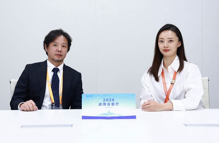 豐田汽車（中國）投資有限公司副總經(jīng)理劉鵬做客“2024進(jìn)博會(huì)客廳”欄目。人民網(wǎng) 歐陽易佳攝