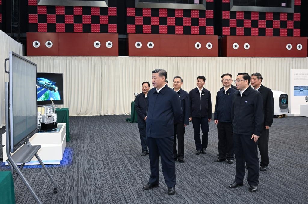 2024年10月17日，習近平總書記在合肥濱湖科學城察看安徽省重大科技創(chuàng)新成果集中展示。新華社記者 謝環(huán)馳 攝