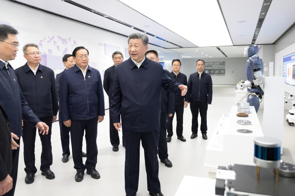 2024年11月5日，習近平總書記在武漢產(chǎn)業(yè)創(chuàng)新發(fā)展研究院考察。新華社記者 鞠鵬 攝