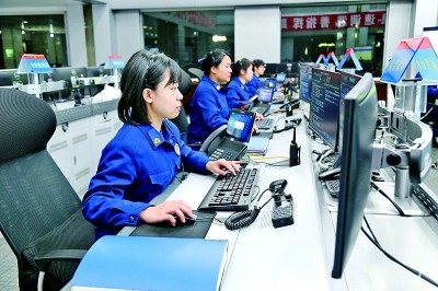  廣東省廣州市消防救援支隊指揮中心的接警調(diào)度員24小時待命。圖片由國家消防救援局提供