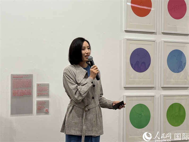 11月8日，今日美術(shù)館館長(zhǎng)張然在“瑞士經(jīng)典設(shè)計(jì)展”開(kāi)幕式上發(fā)表致辭。（人民網(wǎng) 謝瑩攝）