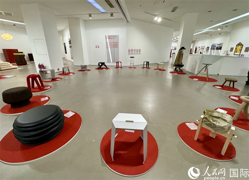 11月8日，瑞士經(jīng)典設(shè)計(jì)展現(xiàn)場(chǎng)。（人民網(wǎng) 謝瑩攝）