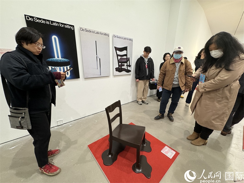 11月8日，觀眾在“瑞士經(jīng)典設(shè)計(jì)展”作品前駐足欣賞。（人民網(wǎng) 謝瑩攝） 