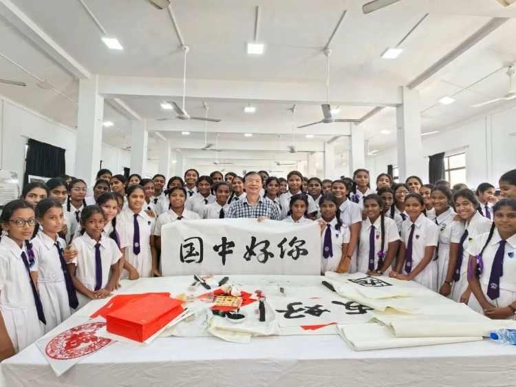 斯里蘭卡學(xué)生在系列活動中學(xué)習(xí)中國書法。圖片由主辦方提供