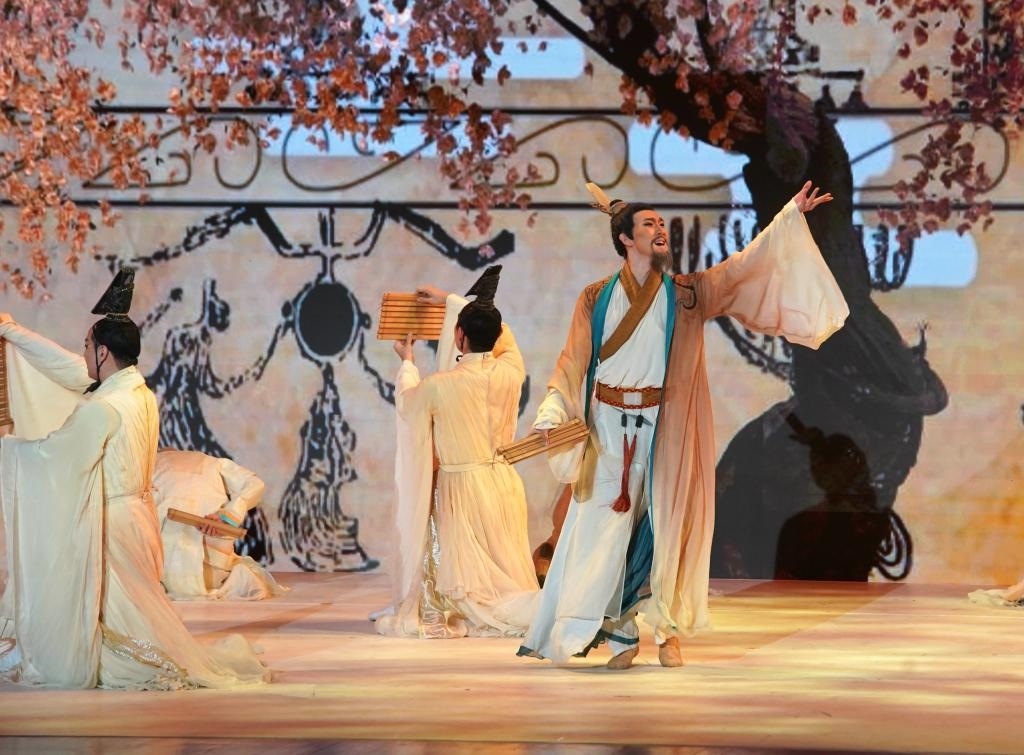 11月6日，演職人員在表演民族舞劇《孔子》片段。新華社記者 張晨霖 攝