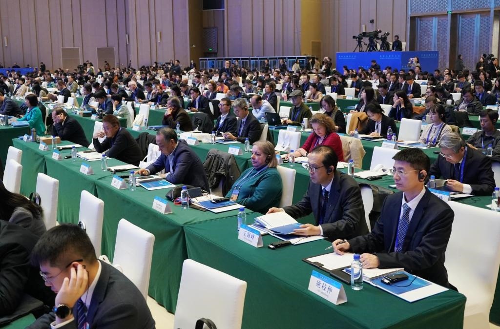 11月7日，中外嘉賓在首屆世界古典學(xué)大會(huì)開(kāi)幕式現(xiàn)場(chǎng)聽(tīng)會(huì)。新華社記者 張晨霖 攝