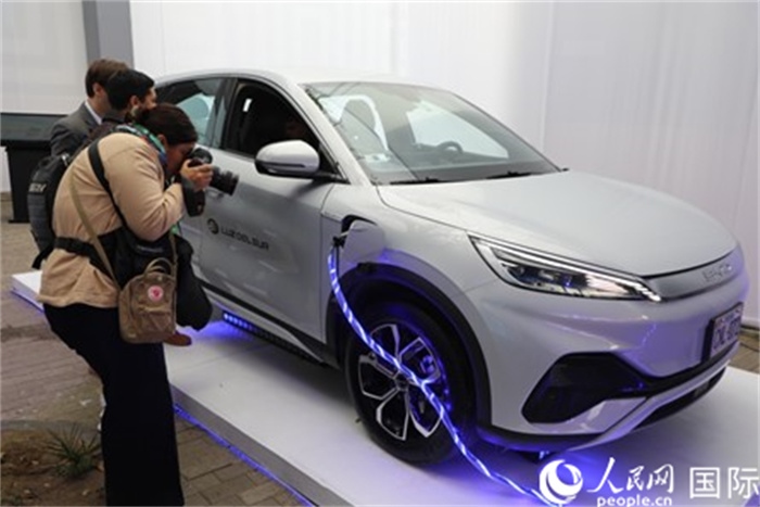 圖為秘魯媒體記者正在拍攝現(xiàn)場展出的比亞迪電動汽車。 人民網(wǎng)記者姜波攝